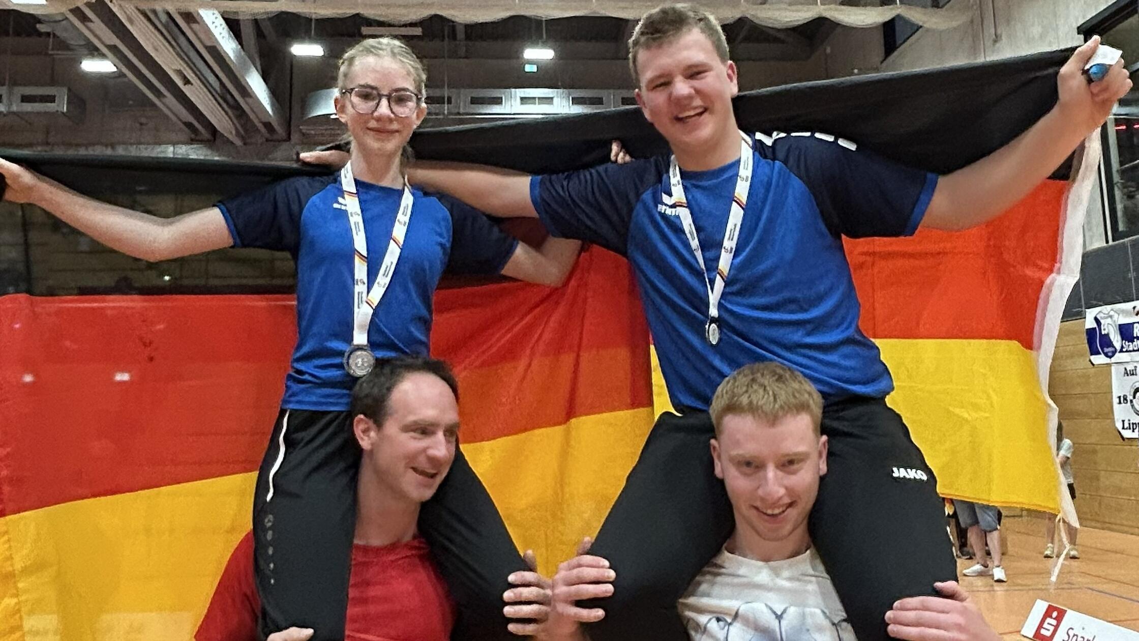 Leon und Maresa bei Ehrenrunde auf der DM