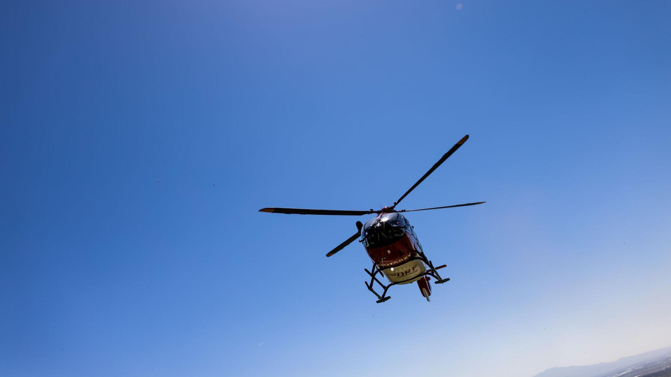 Ein Rettungshubschrauber setzt zur Landung an. (zu