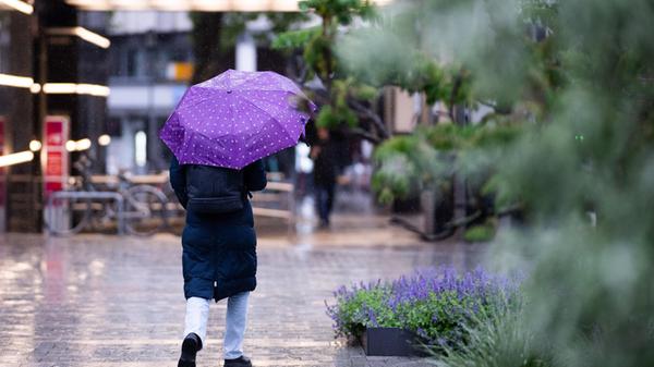 11.05.2026, Niedersachsen, Hannover: Eine Frau läu