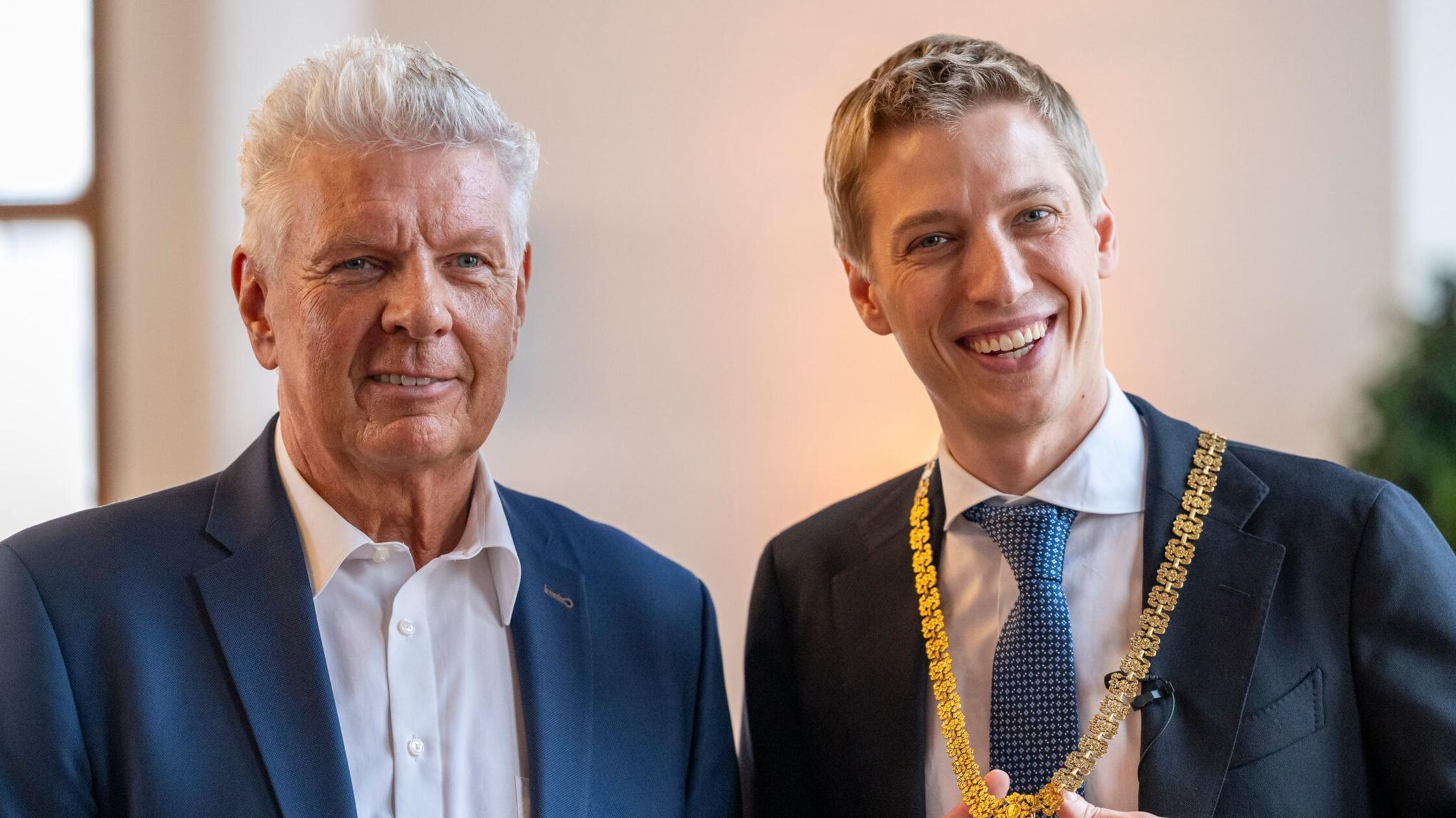 Der neue Oberbürgermeister Dominik Krause (r, Grün