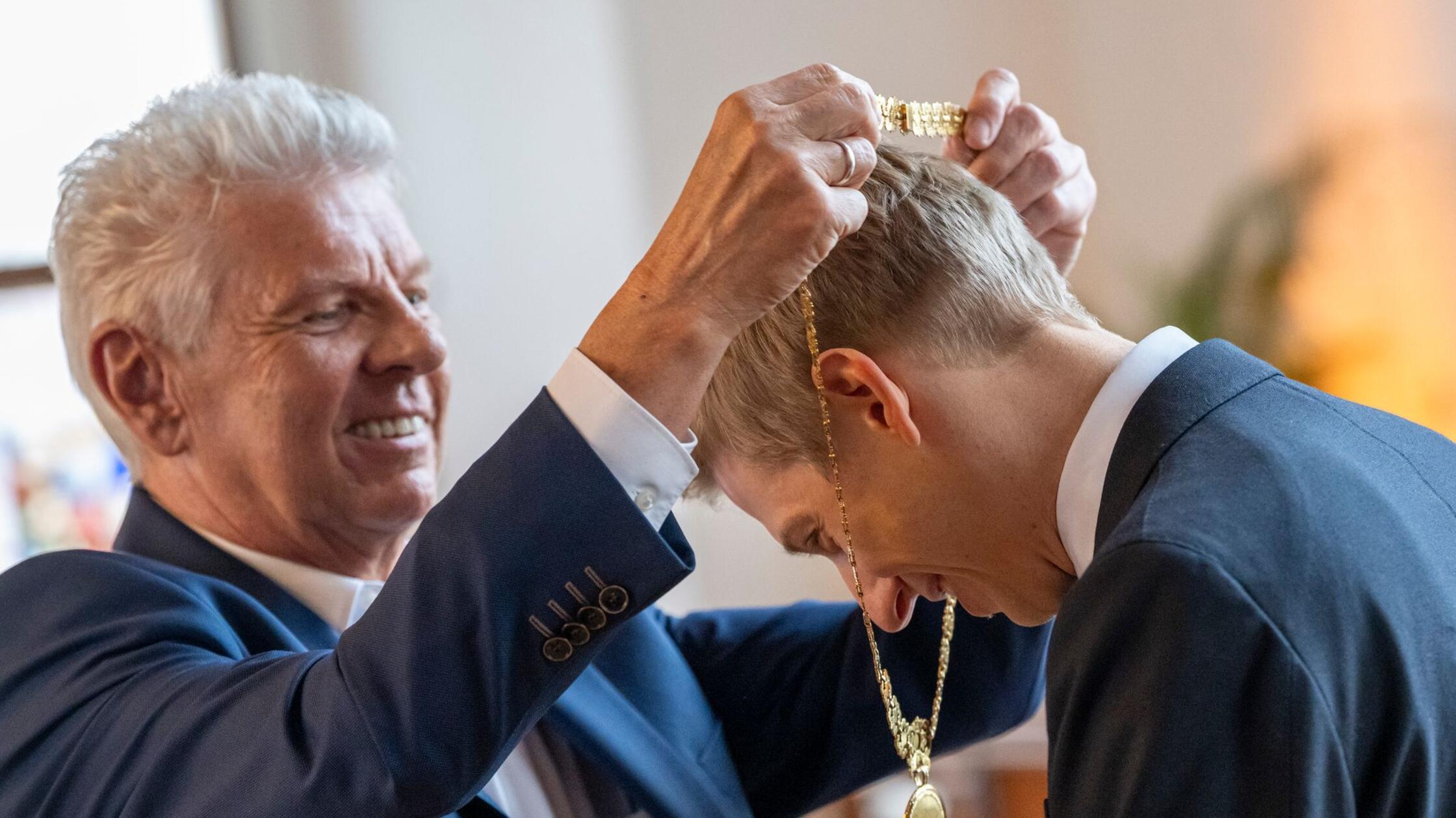 Der neue Oberbürgermeister Dominik Krause (r, Grün