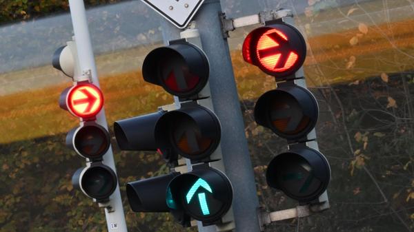 Verkehrsampeln leuchten in rot und grün. (Symbolbi