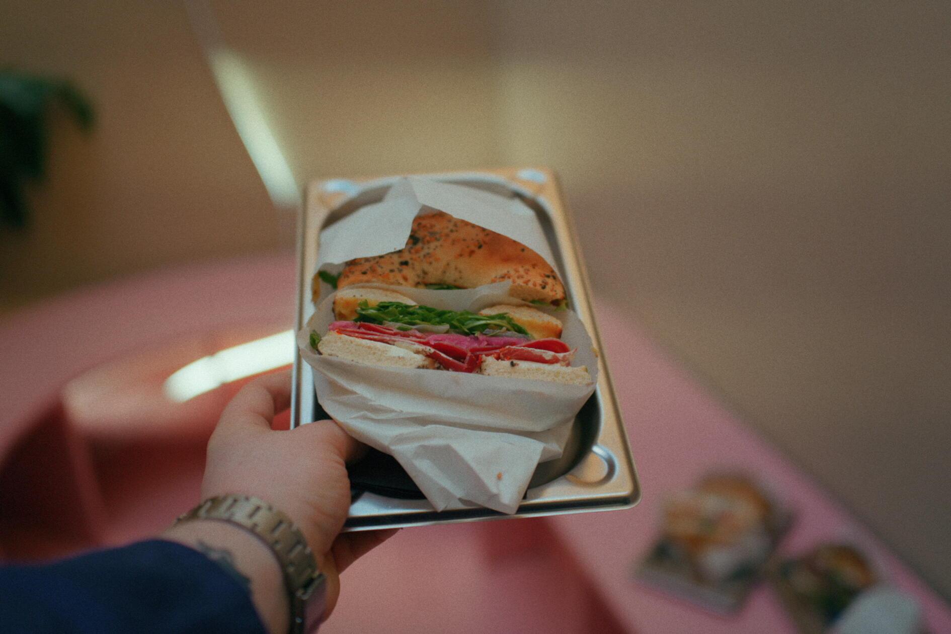 Einer der absoluten Renner: Der "Pastrirma" mit Pastrami, Rucola, Frischkäse und eingelegten Zwiebeln für 9,50€.