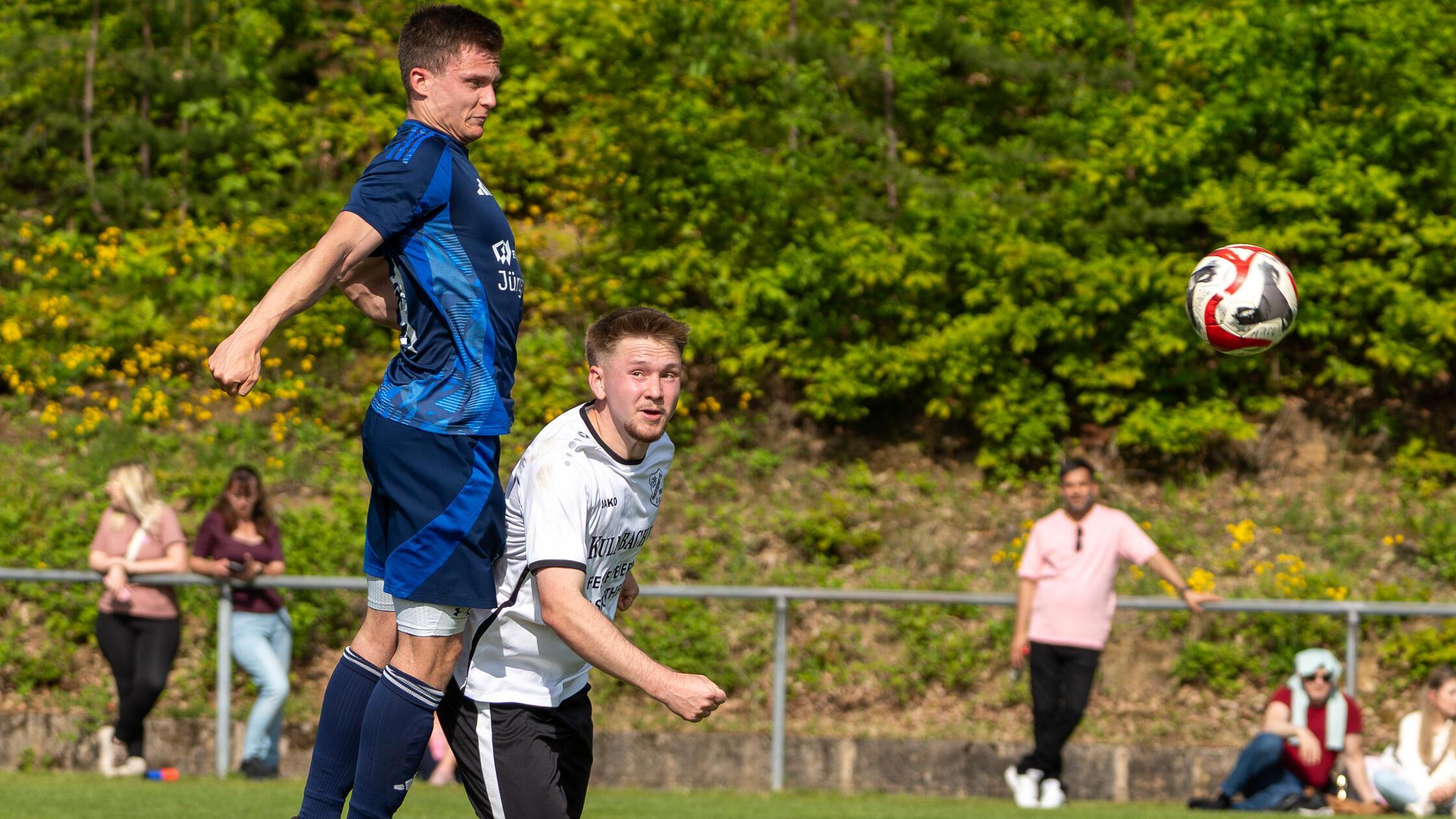 Spieler von Leutenbach beim hohen Kopfball gegen K