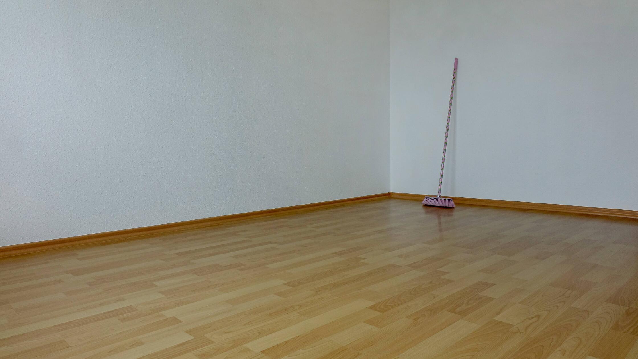 Besen in leerem Zimmer Besen in leerem Zimmer 12 0
