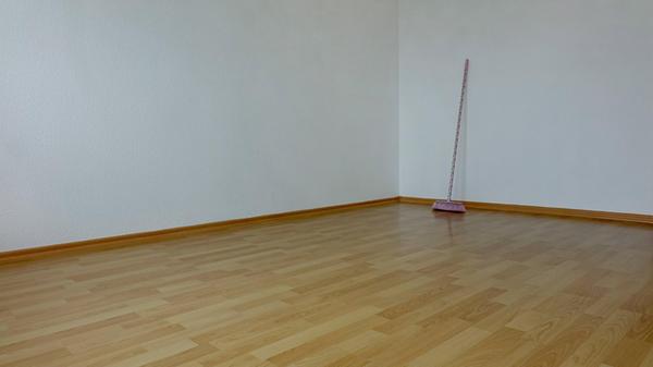 Besen in leerem Zimmer Besen in leerem Zimmer 12 0