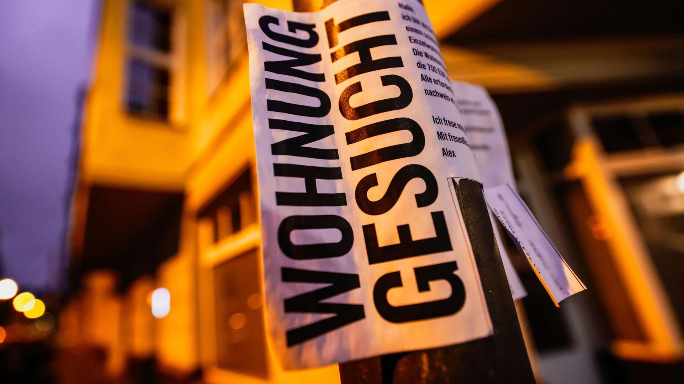 Ein Zettel mit der Aufschrift „Wohnung gesucht“ hä