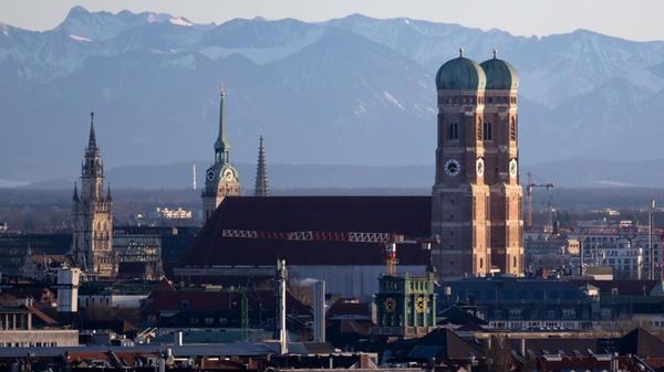 Die Türme des Rathauses (l-r), der Kirche „Alter P