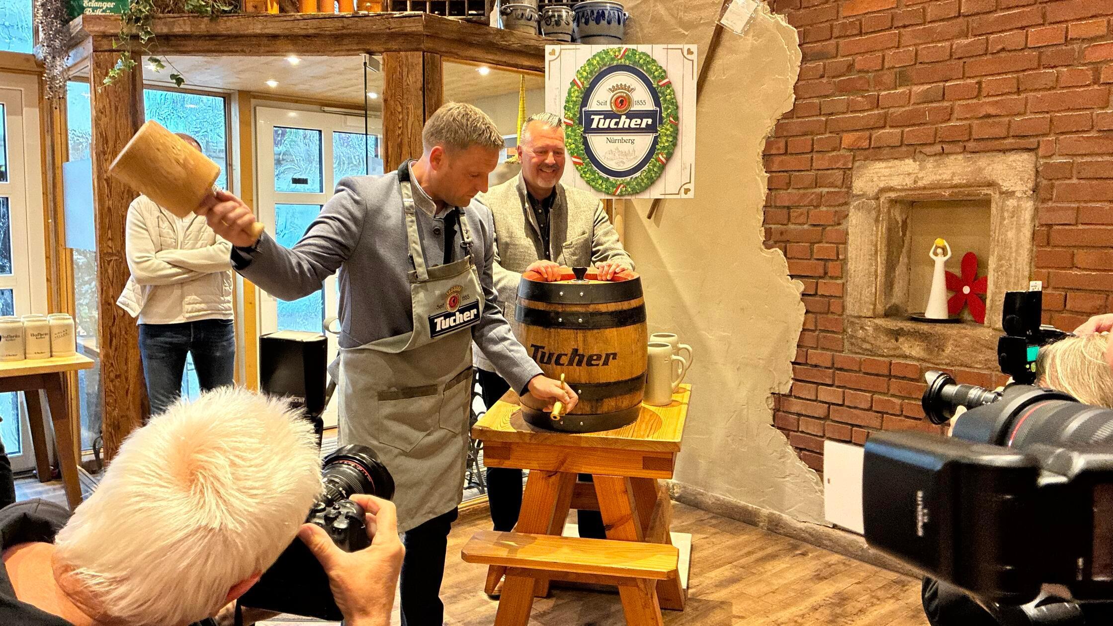 Das erste Faß stoß Erlangens neuer Oberbürgermeister Jörg Volleth an.