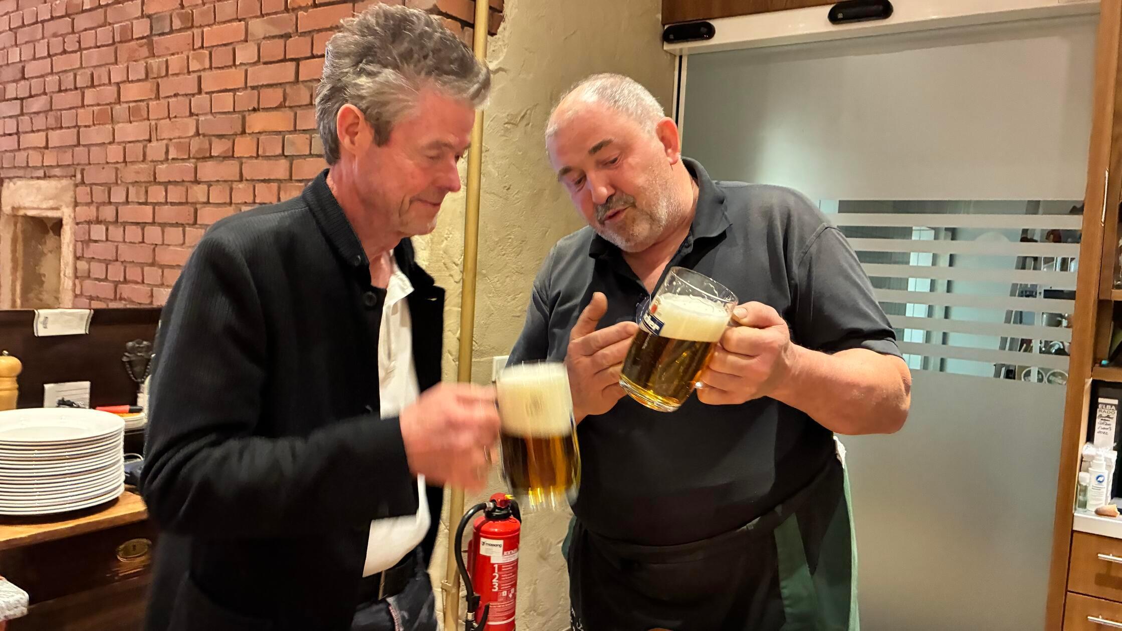 Expertengesprech zum Festbier: Tucher-Braumeister Bernhard Wagemann und Wirt Fritz Klein (r.).