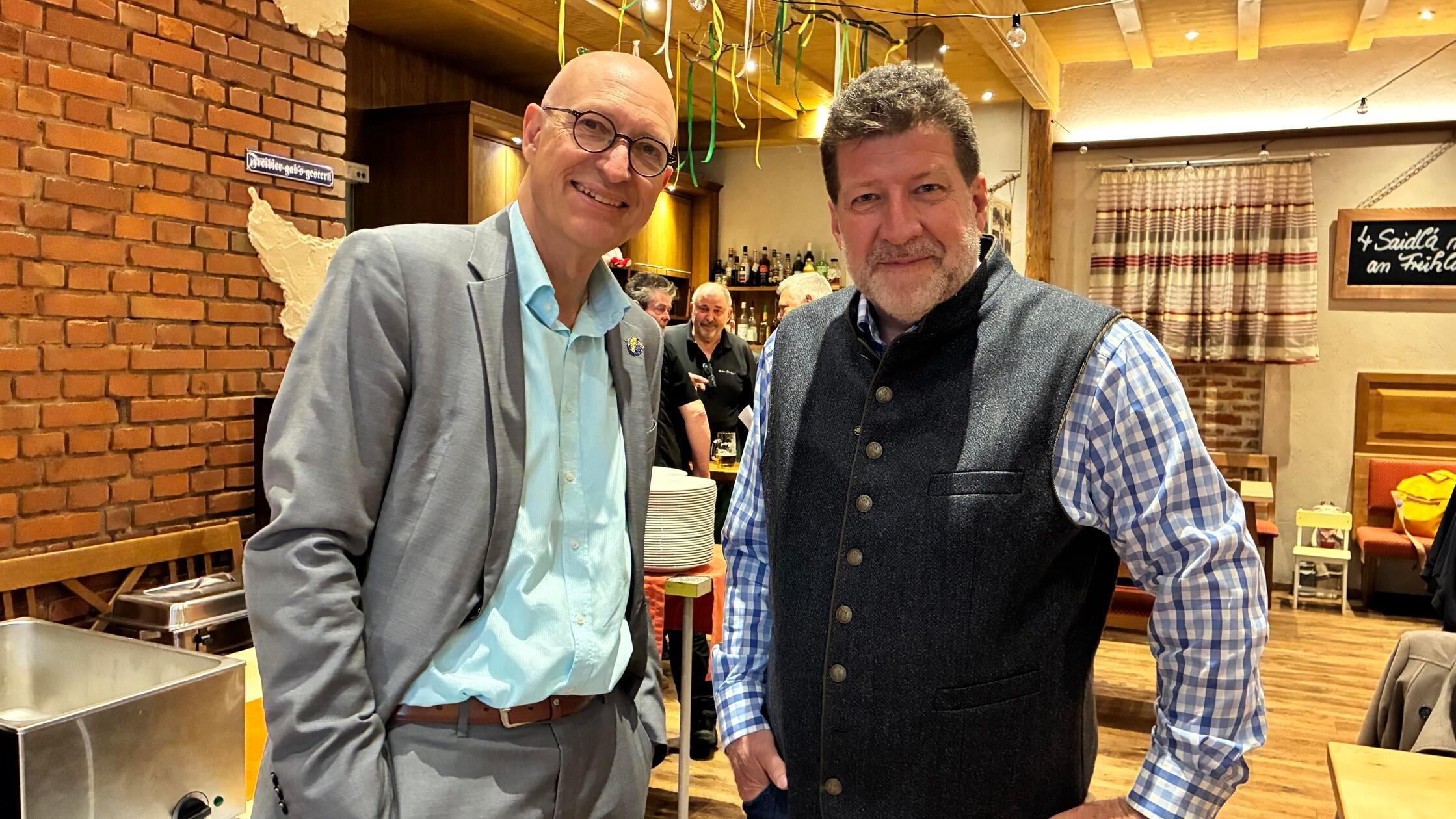 Erlangens Wirtschaftsreferen Konrad Beugel (l.) und Florian Dittmeyer vom Henninger Keller.