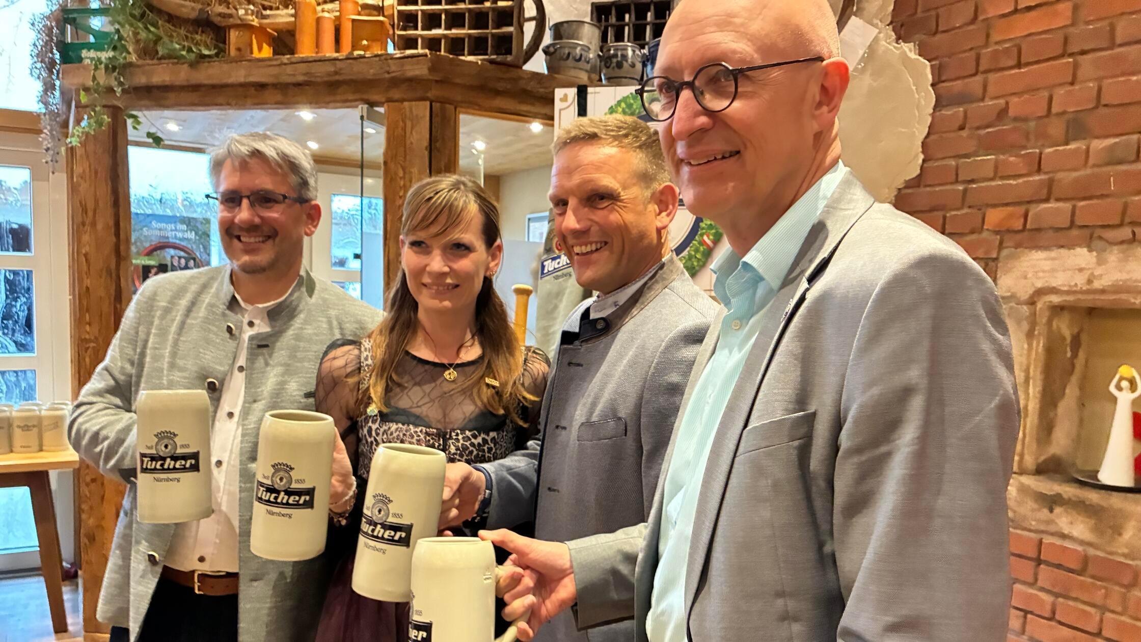 Die wichtigsten Verantwortlichen der Stadt Erlangen für die Bergkirchweih: der neue Leiter des Liegenschaftsamts Marco von Dobschütz-Dietl, die neue Platzmeisterin Sarah Hüblein, Oberbürgermeister Jörg Volleth und Wirtschafts- und Berg-Referent Konrad Beugel (v.l.).