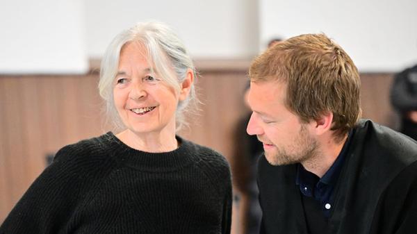 Die Angeklagte, Daniela Klette, steht mit ihrem An