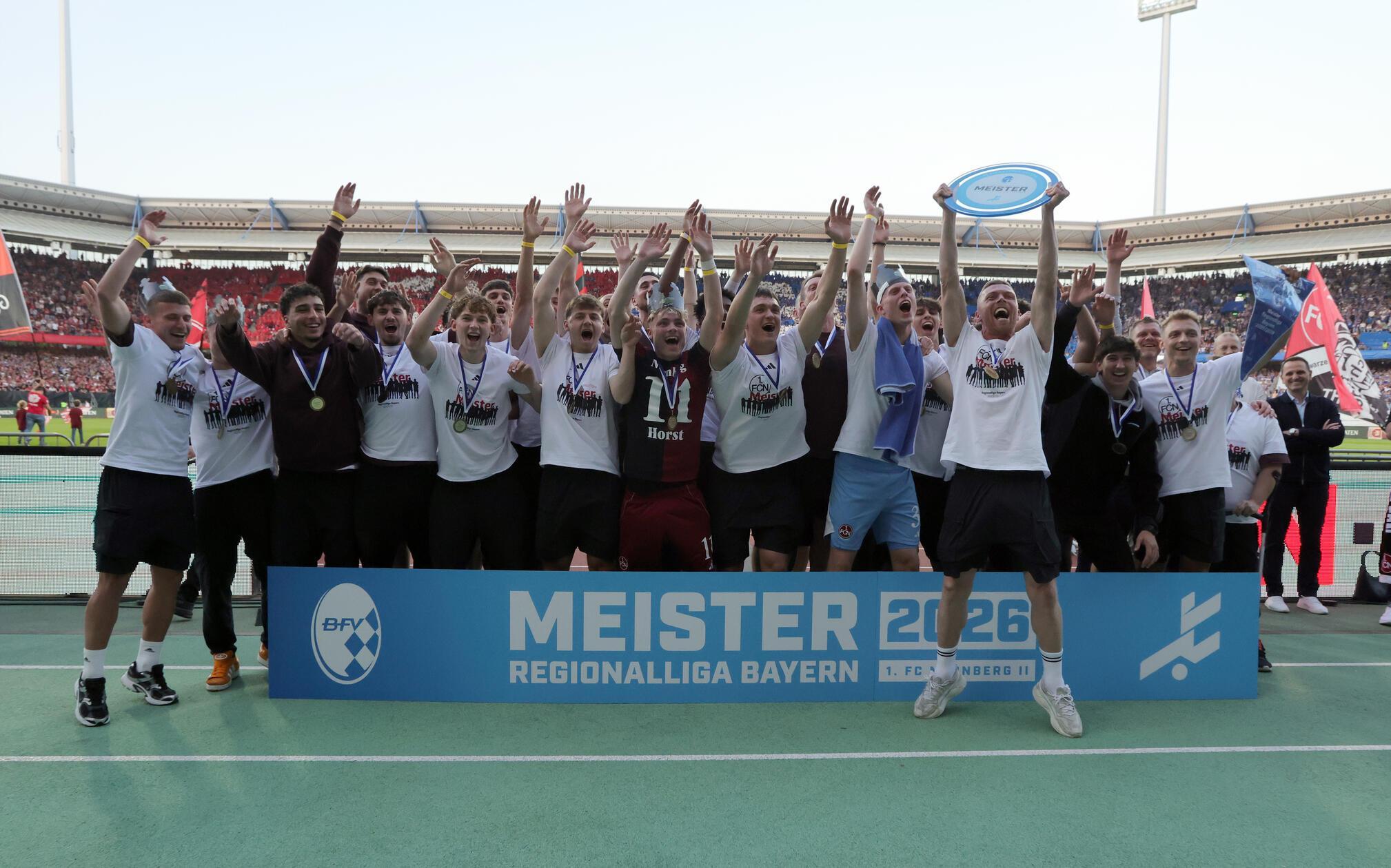 Die Club-U23 steigt zwar nicht auf, darf aber den Titel in der Regionalliga Bayern feiern: Die Ehrung fand im Rahmen des Zweitliga-Spiels des 1. FC Nürnberg im Max-Morlock-Stadion statt.