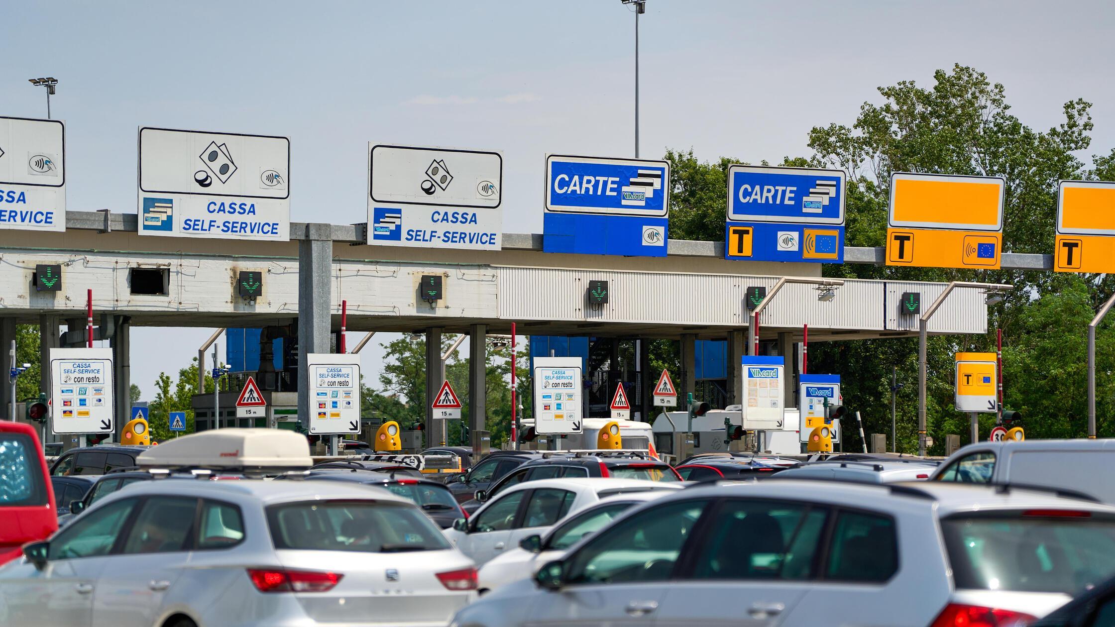 Italienische Mautstelle mit wartenden Fahrzeugen: 