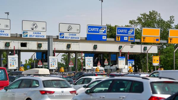 Italienische Mautstelle mit wartenden Fahrzeugen: