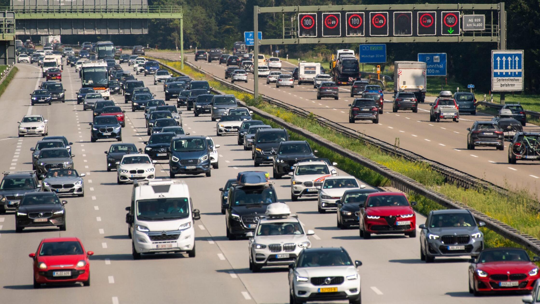 Auf der A8 fahren auf allen Spuren zahlreiche Auto