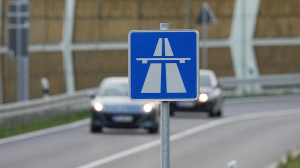 Ein blau-weisses Schild weist auf den Beginn der A