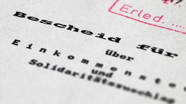 Ein Steuerbescheid über Einkommensteuer und Solida