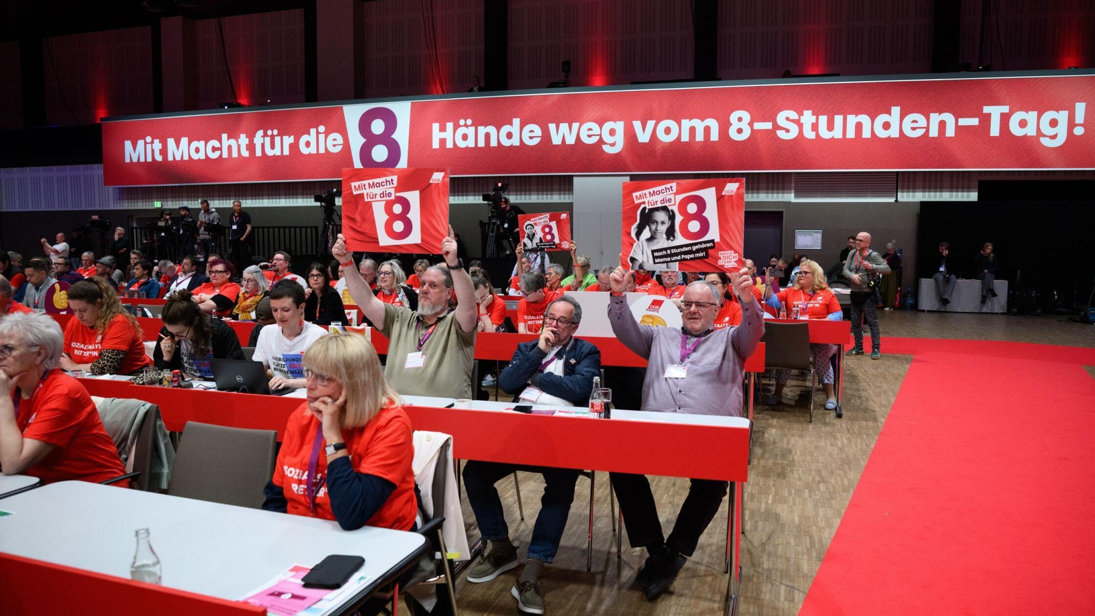 Gewerkschafter reagieren beim 23. Ordentlichen Bun