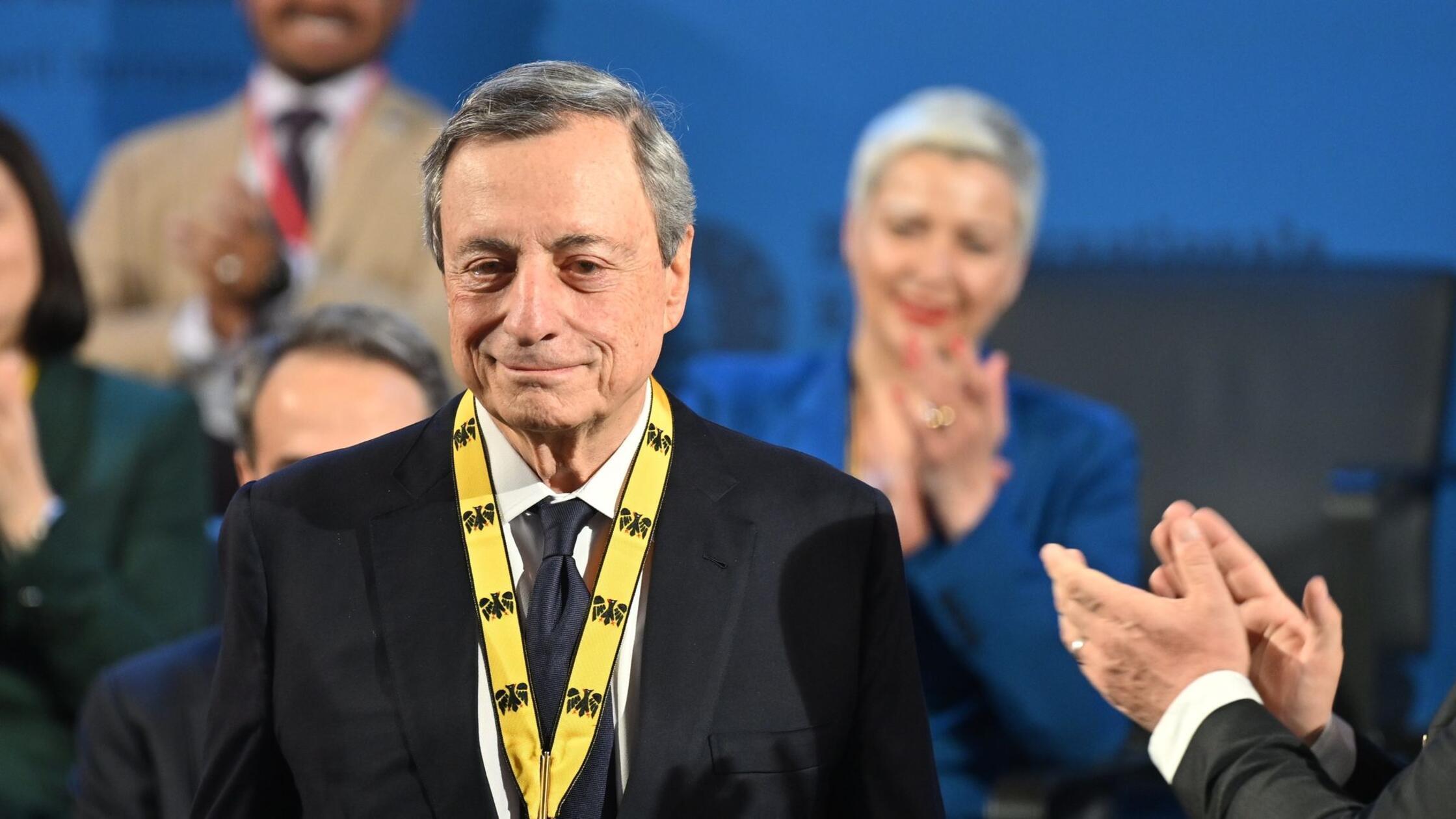 Der frühere EZB Präsident Mario Draghi steht mit d