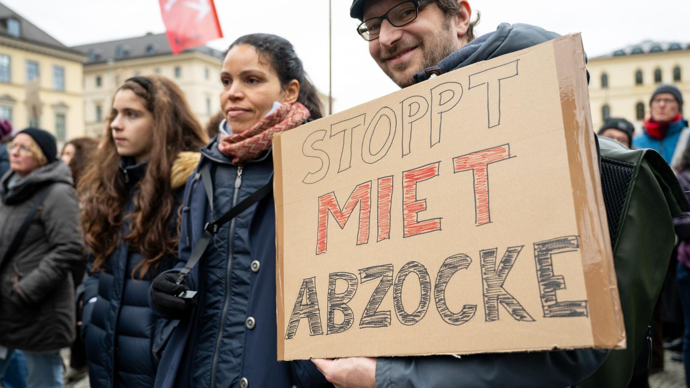 Demonstranten protestieren auf einer Mietendemo mi
