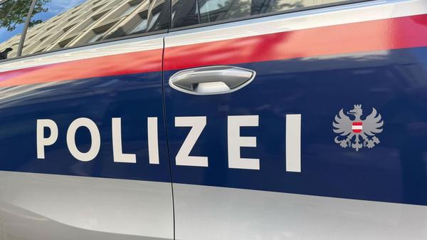 Der Schriftzug «Polizei» steht an einem Einsatzfah