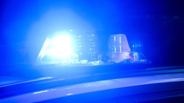 Ein Blaulicht leuchtet auf einem Einsatzfahrzeuge