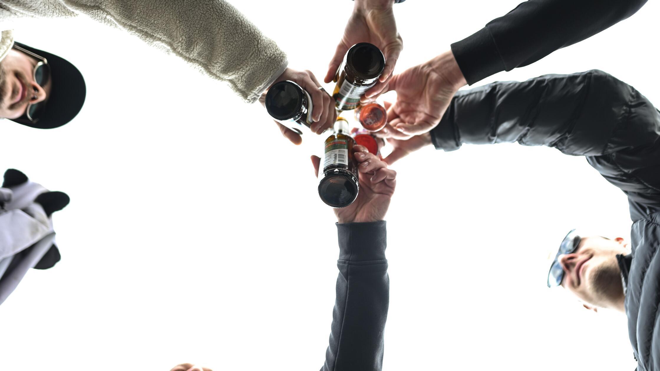 14.05.2026, Niedersachsen, Leer: Eine Gruppe junge