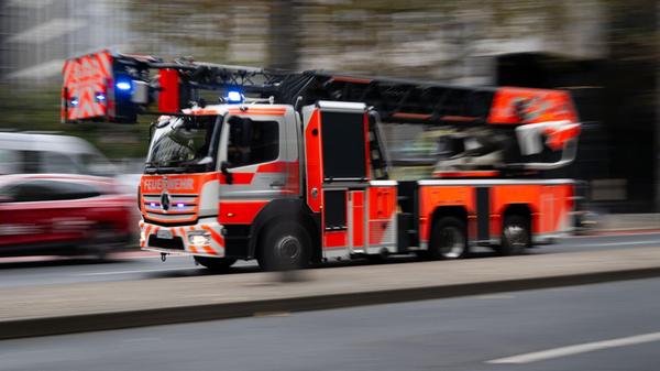 Die Feuerwehr ist mit einem Einsatzfahrzeug mit ei
