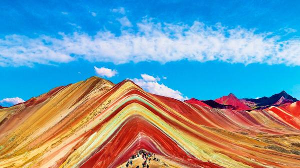 Dieses Bild sieht KI-generiert aus, ist es aber nicht. Tatsächlich erstahlt der Berg Vinicunca in den peruanischen Anden, unweit der Stadt Cusco in allen Farben des Regenbogens. Der Berg ist stolze 5036 Meter hoch und mauserte sich zuletzt zu einer der Top-Sehenswürdigkeiten in Peru.