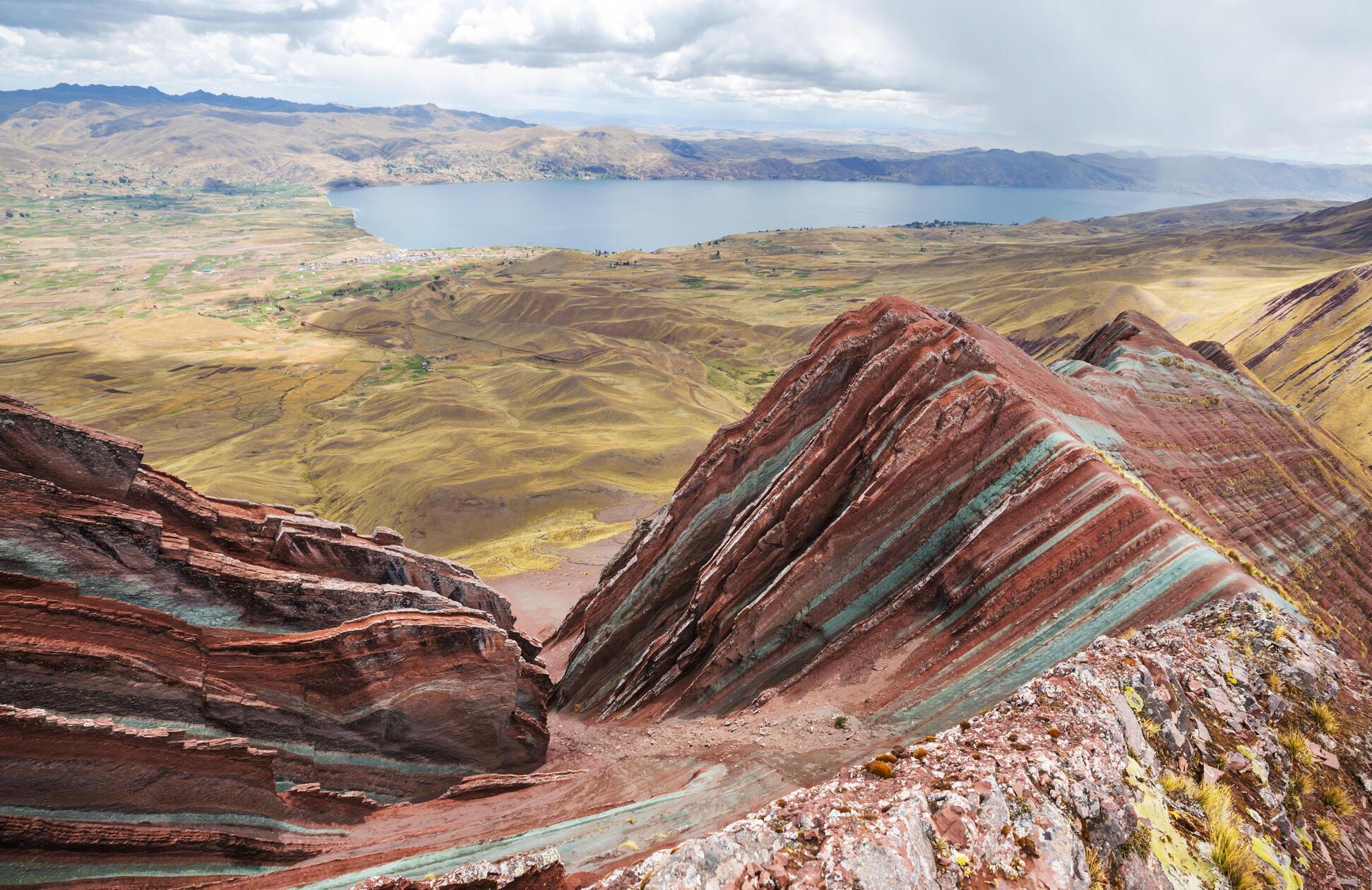 Die Farben ergeben sich aus verschiedenen Sedimentschichten: Eisenoxid, Mangan, Schwefel und Kupfer. Durch die Plattentektonik wurden die ursprünglich horizontal angelagerten Sedimentschichten fast in die Senkrechte geschoben, heißt es in einem Bericht des Spiegel.