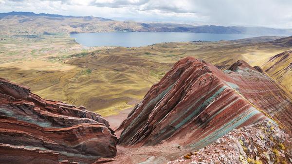 Die Farben ergeben sich aus verschiedenen Sedimentschichten: Eisenoxid, Mangan, Schwefel und Kupfer. Durch die Plattentektonik wurden die ursprünglich horizontal angelagerten Sedimentschichten fast in die Senkrechte geschoben, heißt es in einem Bericht des Spiegel.