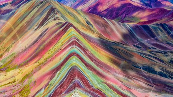 2024 gab es aber eher bedenkliche Schlagzeilen rund um das Bergmassiv. So berichtete die Deutsche Presse-Agentur, um die Touristenattraktion sei ein blutiger Kampf ausgebrochen. Die Bewohner verschiedener Dörfer am Fuße des Bergs Vinicunca kämpften demnach um die Kontrolle des Zugangs zu dem beliebten Ausflugsziel. Ein Mann sei bei den Auseinandersetzungen ums Leben gekommen, berichtete der Radiosender RPP.