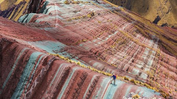 Seit Jahren schwelte bereits ein Streit zwischen mehreren Dorfgemeinschaften um die Frage, wer die Eintrittsgelder zu dem Naturmonument kassieren darf. Angesichts der jüngsten Eskalation riet die örtliche Tourismusbehörde von einem Besuch des Vinicunca vorerst ab.