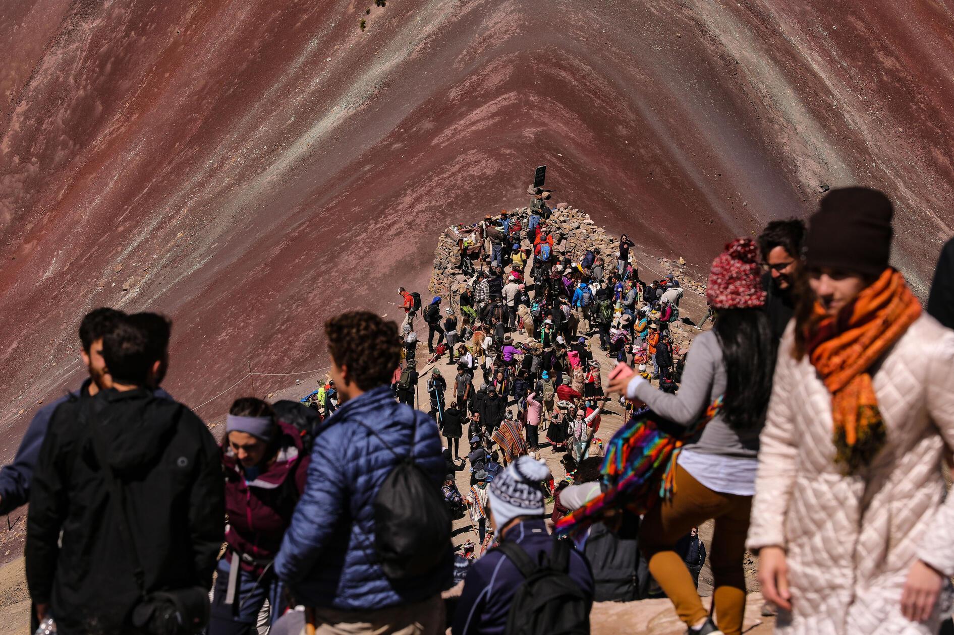 Inzwischen erklimmen tausende Touristen pro Tag den Berg beziehungsweise gegenüberliegende Gipfel. Der Aufstieg ist dabei kein Spaziergang. Durch die große Höhe ist eine gewisse Fitness erforderlich. Von Startpunkt der Wanderung dauert der Aufstieg etwa zwei Stunden.