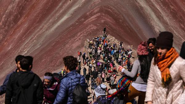 Inzwischen erklimmen tausende Touristen pro Tag den Berg beziehungsweise gegenüberliegende Gipfel. Der Aufstieg ist dabei kein Spaziergang. Durch die große Höhe ist eine gewisse Fitness erforderlich. Von Startpunkt der Wanderung dauert der Aufstieg etwa zwei Stunden.