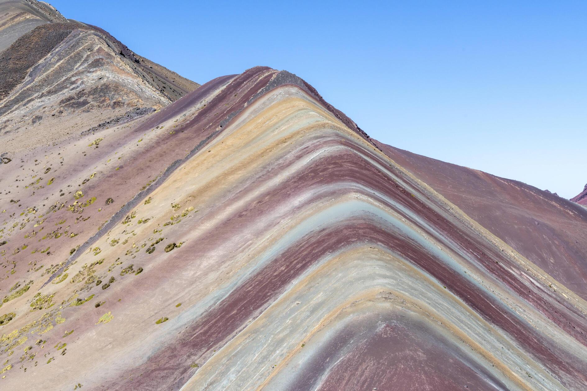 Die Fahrt von Cusco dauert circa drei Stunden. Urlauber und Urlauberinnen, die den sogenannten Rainbow Mountain besuchen wollen, sollten also den ganzen Tag dafür einplanen.