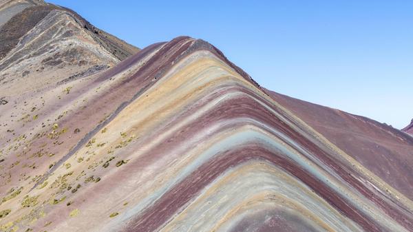 Die Fahrt von Cusco dauert circa drei Stunden. Urlauber und Urlauberinnen, die den sogenannten Rainbow Mountain besuchen wollen, sollten also den ganzen Tag dafür einplanen.