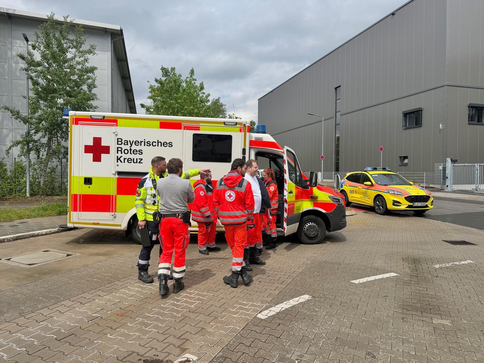 Zahlreiche Retter und ein Großaufgebot der Feuerwehr befinden sich vor Ort im Einsatz.