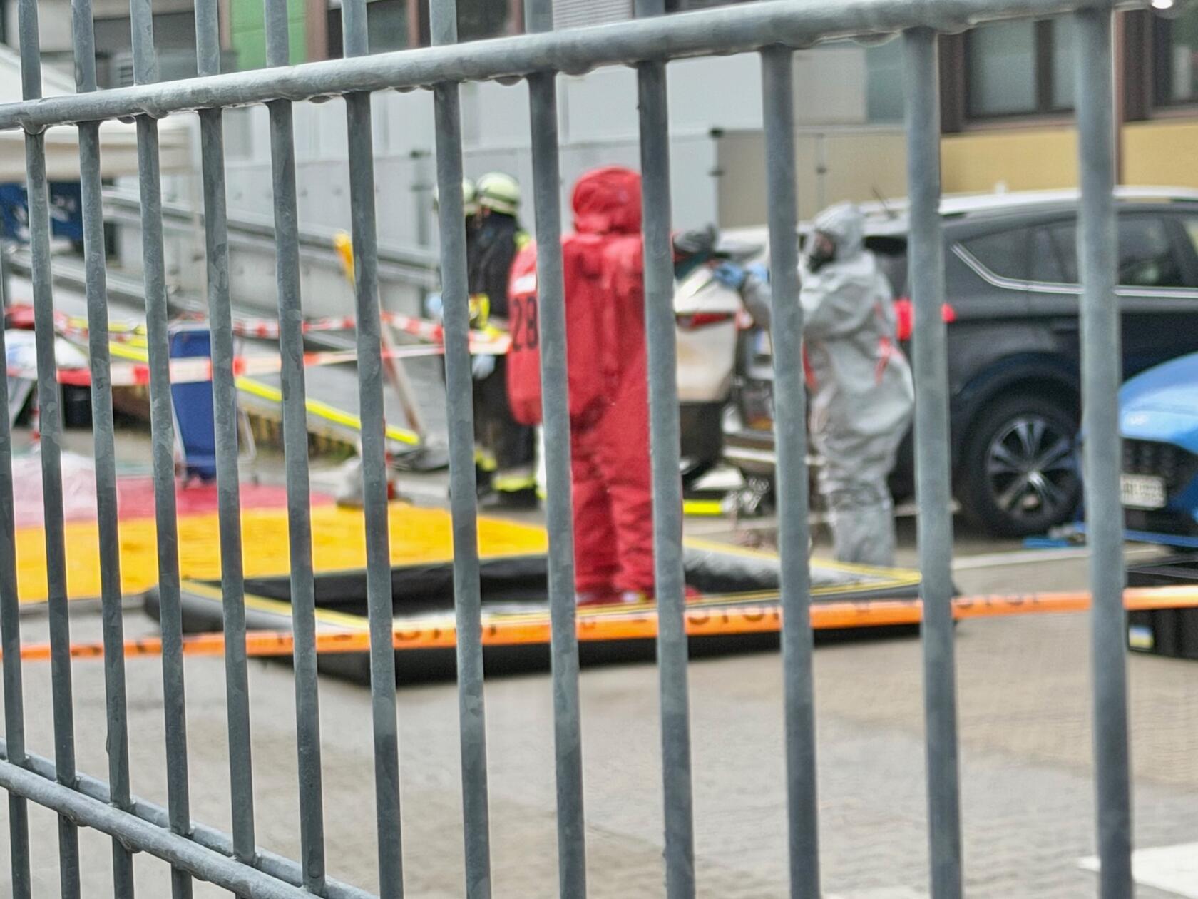 Die Berufsfeuerwehr ist im Großeinsatz mit dem Gefahrstoff-Trupp vor Ort.