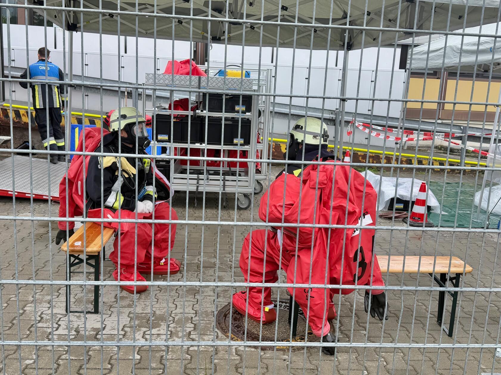 Von Seiten des Rettungsdienstes sind 50 Kräfte auf dem Gelände des Industrieunternehmens.