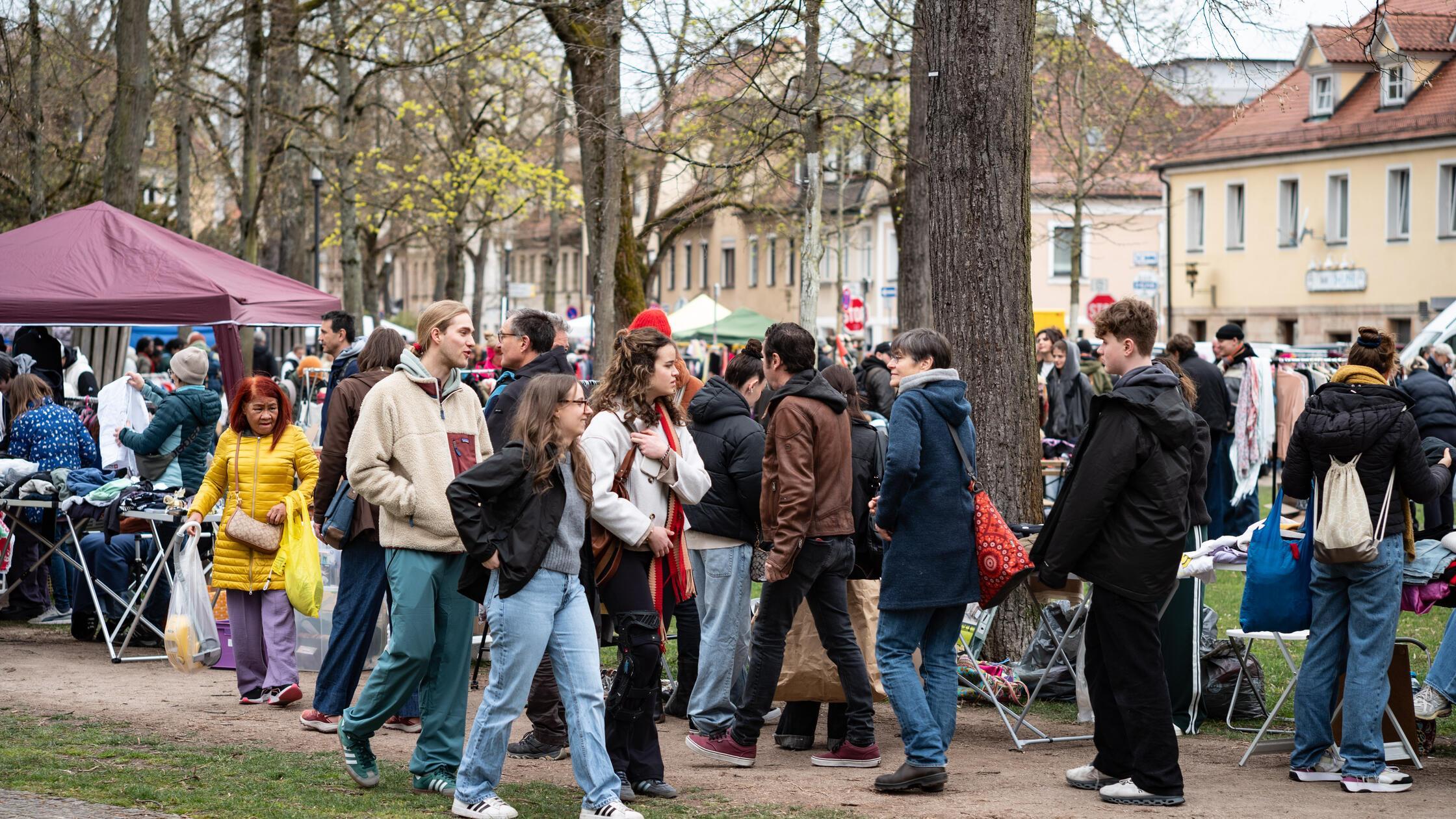 Den Flohmarkt auf dem Erlanger Bohlenplatz gibt es