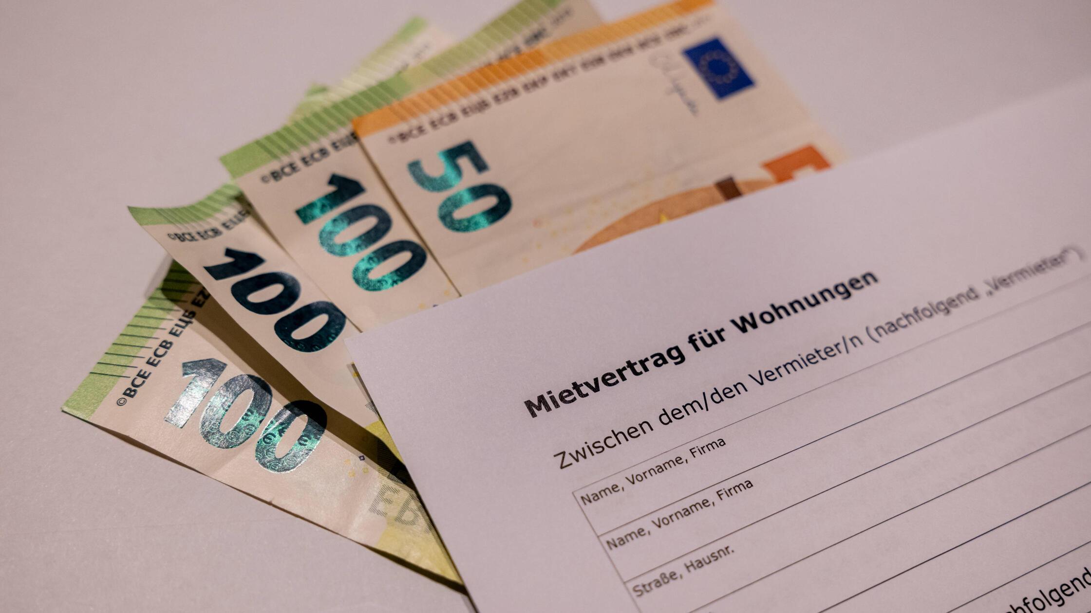 Euro-Banknoten neben Mietvertrag für Wohnungen