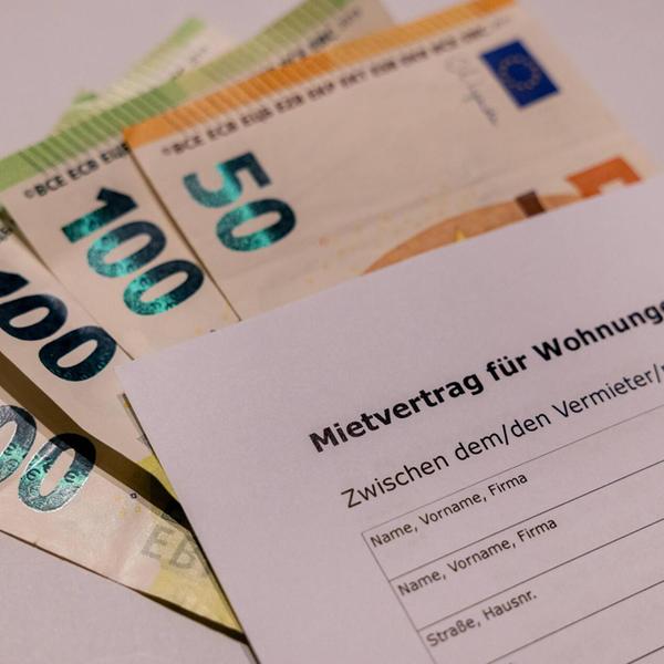 Euro-Banknoten neben Mietvertrag für Wohnungen