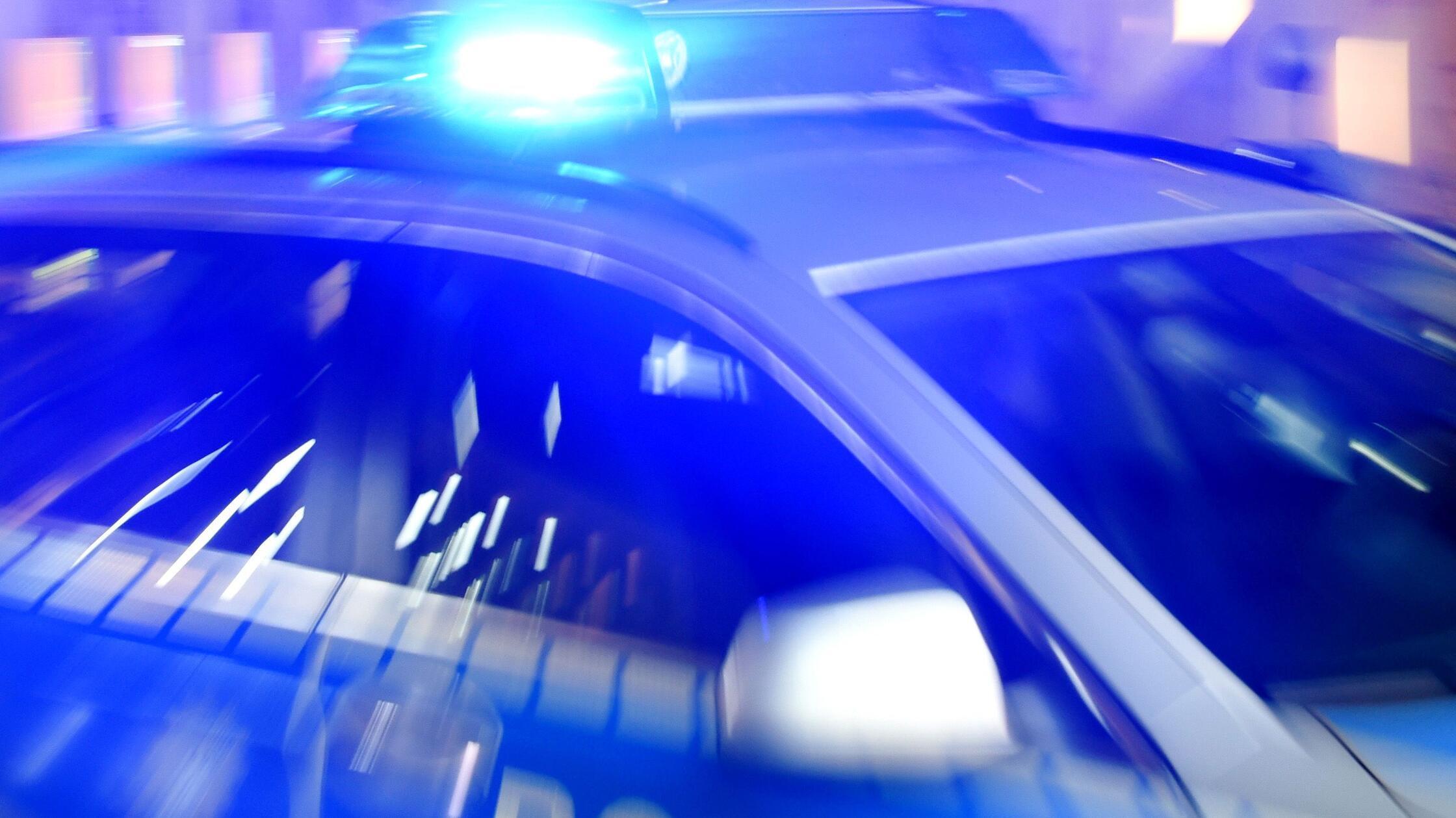 Ein Streifenwagen der Polizei steht mit eingeschal