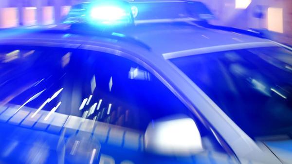 Ein Streifenwagen der Polizei steht mit eingeschal