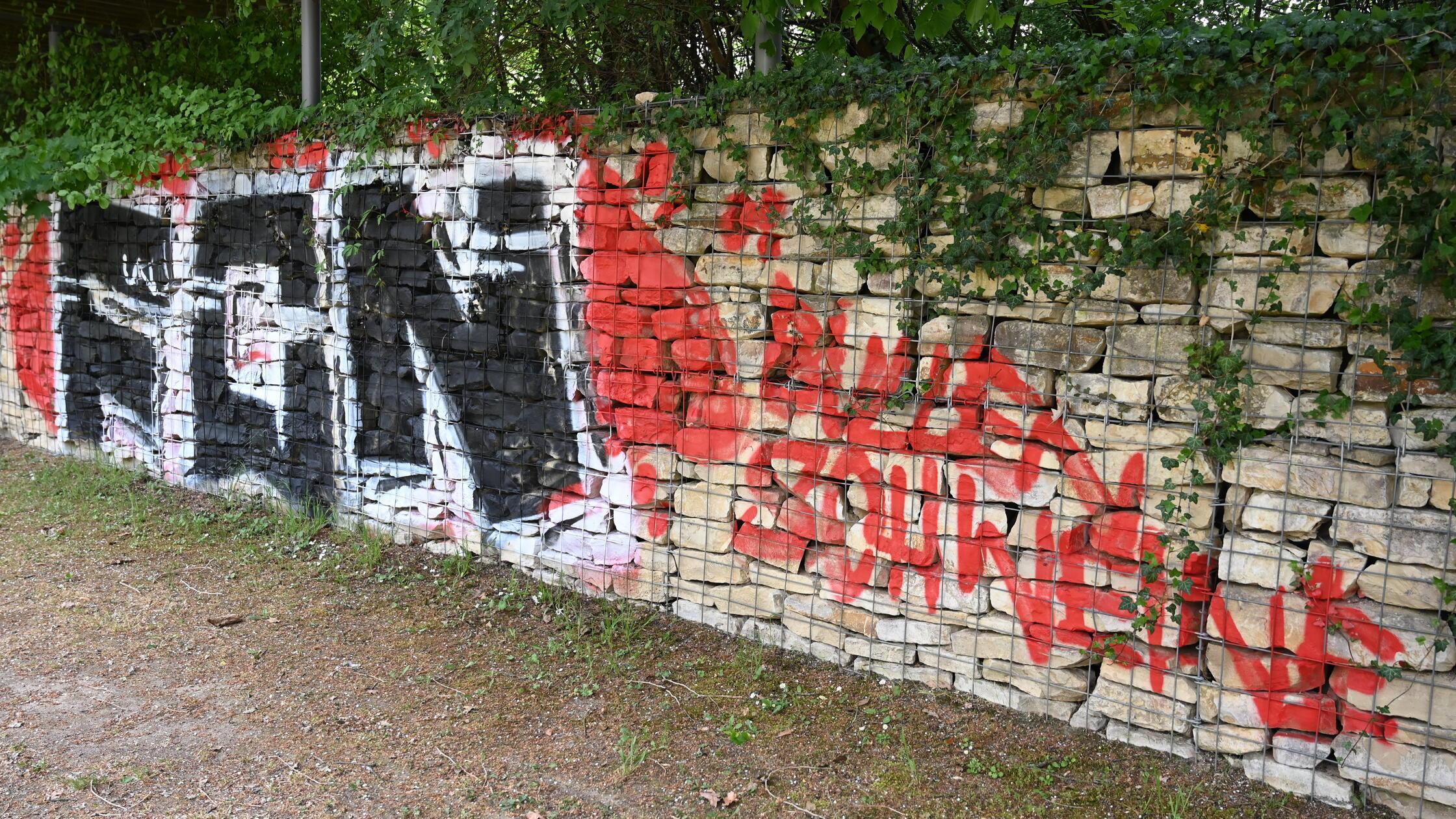Graffiti by FCN ultras in Roth: Municipal works department reaches its ...
