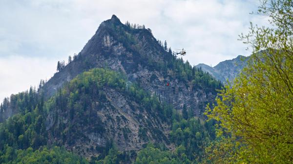 Hubschrauber lassen Löschwasser zur Bekämpfung des