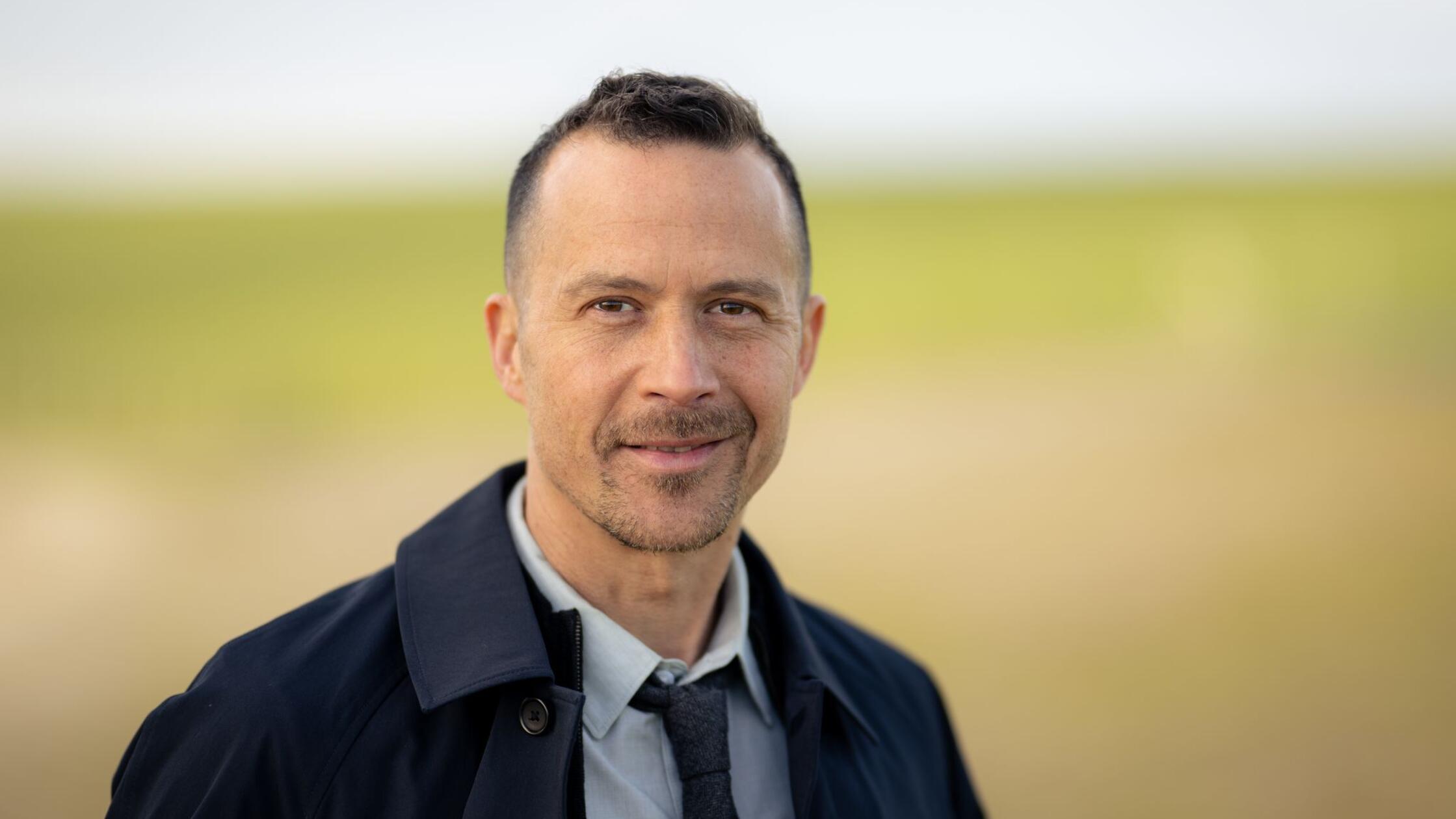 Barnaby Metschurat, Schauspieler, steht bei einem 